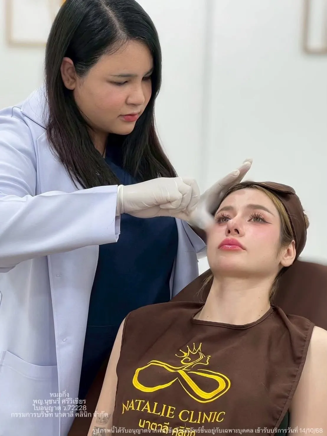 แพทย์ดูแลผู้เข้ารับบริการ